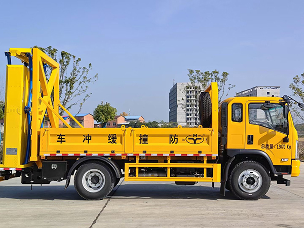 大運(yùn)100K防撞緩沖車(chē)