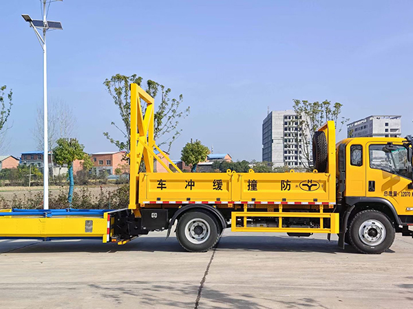 大運(yùn)100K防撞緩沖車(chē)